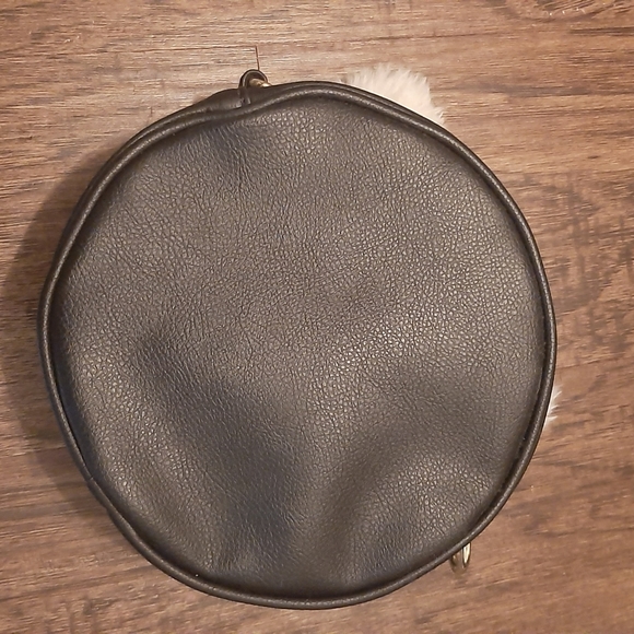 Luv Betsey Furry White Cat Crossbody Purse. - Picture 3 of 4